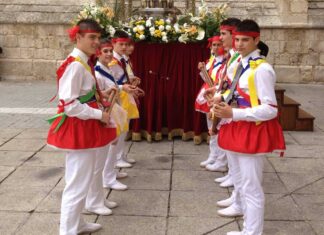 La Danza de Fuentes de Nava participará mañana sábado, junto con el Dance de Pastriz de Zaragoza, en el encuentro organizado por el Danze de San Xusé que se llevará a cabo en la capital aragonesa, mostrando la tradición más genuina de la Tierra de Campos.