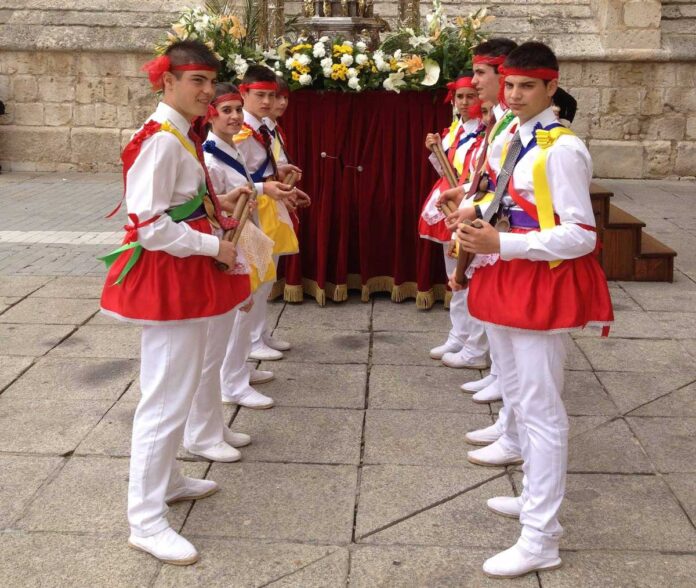 La Danza de Fuentes de Nava participará mañana sábado, junto con el Dance de Pastriz de Zaragoza, en el encuentro organizado por el Danze de San Xusé que se llevará a cabo en la capital aragonesa, mostrando la tradición más genuina de la Tierra de Campos.