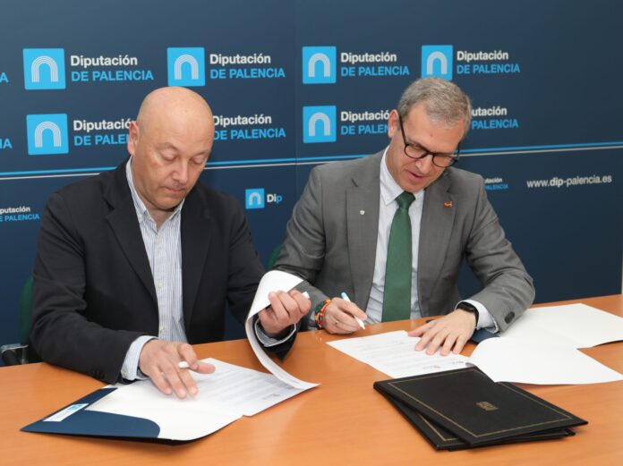 El vicepresidente primero y diputado de Promoción Económica, Luis Calderón, firma con el consejero de Industria, Comercio y Empleo, Mariano Veganzones, el convenio de colaboración que enmarca el Plan Anual Empleo para la contratación de desempleados en el medio rural. / ICAL