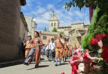 Danzantes de Villamediana durante una procesión