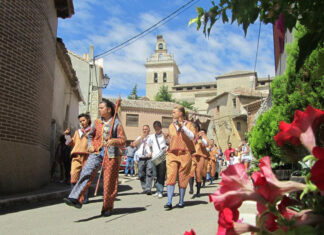 Danzantes de Villamediana durante una procesión