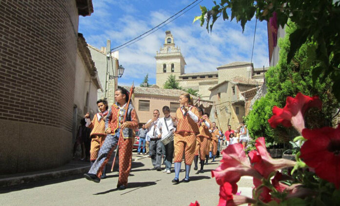 Danzantes de Villamediana durante una procesión