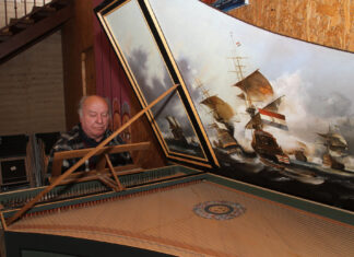 El organista francés Francis Chapelet que da nombre a la funcación qu equiere restaurar este piano, en su casa de Abarca de Campos. / ICAL