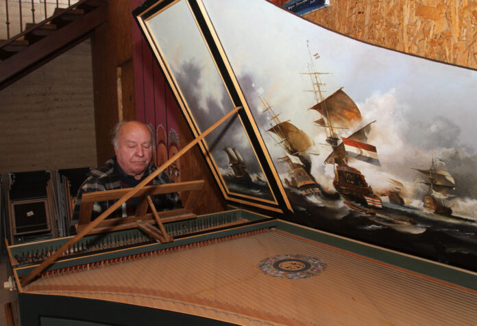 El organista francés Francis Chapelet que da nombre a la funcación qu equiere restaurar este piano, en su casa de Abarca de Campos. / ICAL