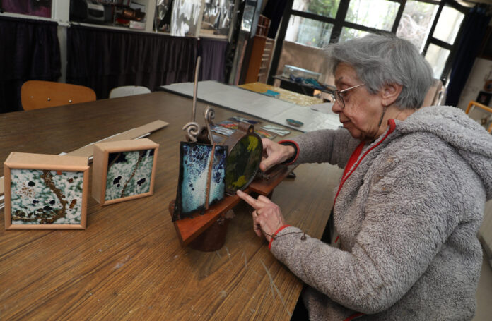 La artista Pilar Centeno en su taller de creación