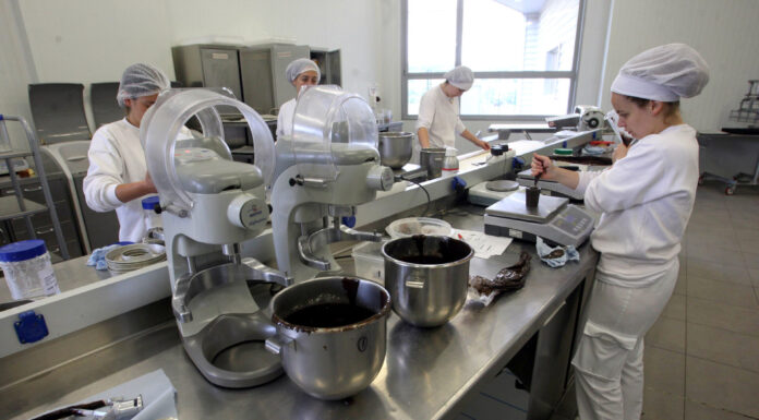 Varios trabajadores en una industria agroalimentaria de Castilla y León. / ICAL