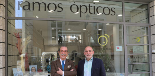 Los empresarios, Guillermo Ramos(I), de Ramos Ópticos; y José Ángel Zapatero(D) editor de Menoscuarto y principal impulsor del Jazz Palencia Festival, convocan el VI Premio Internacional Ramos Ópticos al Mejor Relato de Jazz.