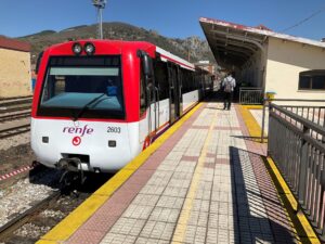 Tren de cercanías de Renfe en la estación de Guardo con nueva librea
