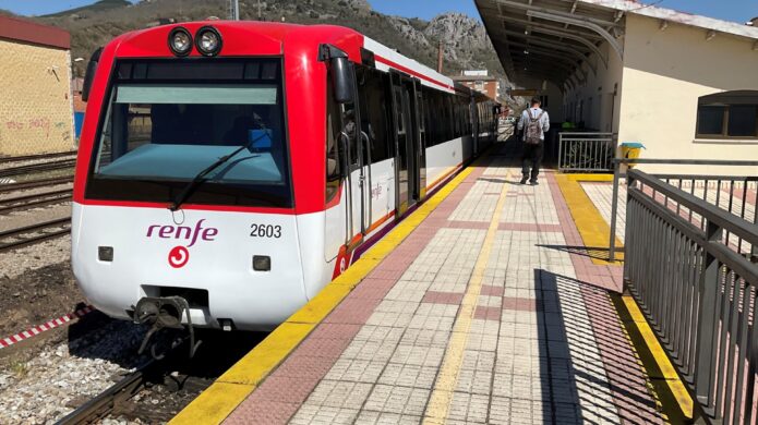 Tren de cercanías de Renfe en la estación de Guardo con nueva librea