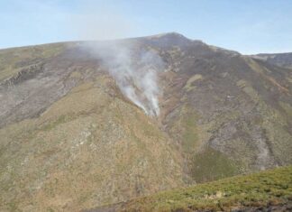 Continúa en nivel 1 el incendio forestal iniciado del jueves en La Baña (León)