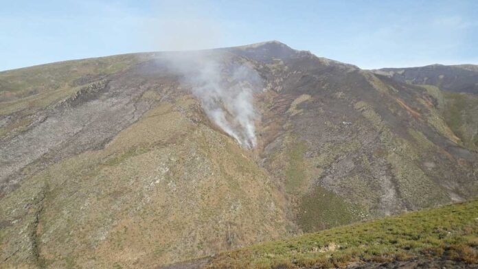 Continúa en nivel 1 el incendio forestal iniciado del jueves en La Baña (León)