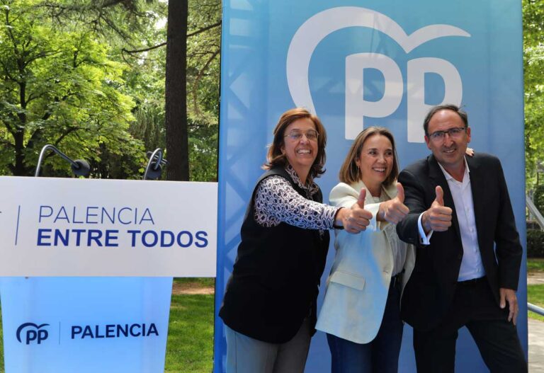 Brágimo / ICAL . Acto de cierre de campaña con la secretaria general del PP, Cuca Gamarra, en la capital palentina, junto a la presidenta provincial del partido, Ángeles Armisén; y apoyando al candidato a la Alcaldía,Alfonso Polanco