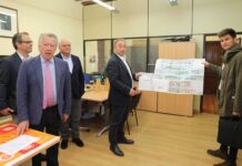 Brágimo / ICAL . El presidente de Grupo Iberecológica, Gregorio Álvarez, presenta, a efectos la licencia en el Ayuntamiento, una planta de extracción , refinado y embotellada de aceite girasol y colza en Paredes de Nava(Palencia)