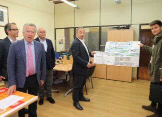 Brágimo / ICAL . El presidente de Grupo Iberecológica, Gregorio Álvarez, presenta, a efectos la licencia en el Ayuntamiento, una planta de extracción , refinado y embotellada de aceite girasol y colza en Paredes de Nava(Palencia)