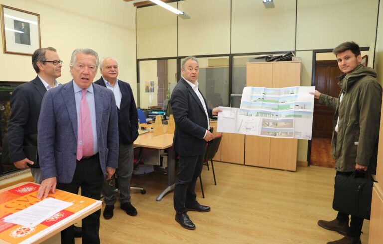 Brágimo / ICAL . El presidente de Grupo Iberecológica, Gregorio Álvarez, presenta, a efectos la licencia en el Ayuntamiento, una planta de extracción , refinado y embotellada de aceite girasol y colza en Paredes de Nava(Palencia)