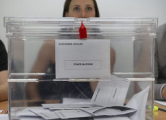 Elecciones municpales en Palencia, colegio electoral en CEAS Allende el Río de la capital palentina. / Brágimo (ICAL)