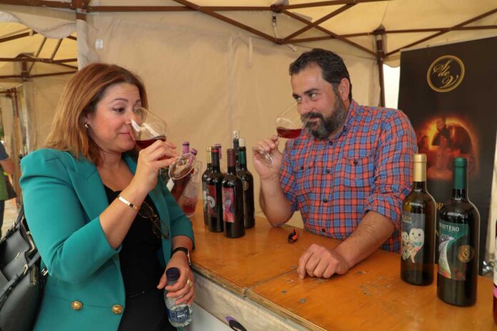 La enóloga Almudena Alberca junto al enólog Rubén Montero en la Feria Agroalimentaria, Enológica y Forestal - Brágimo ICAL