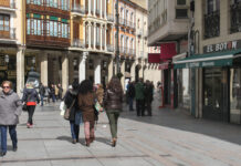 La zona comercial de la calle Mayor de Palencia. / Brágimo (ICAL)