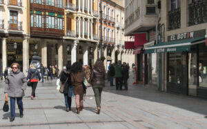 La zona comercial de la calle Mayor de Palencia. / Brágimo (ICAL)