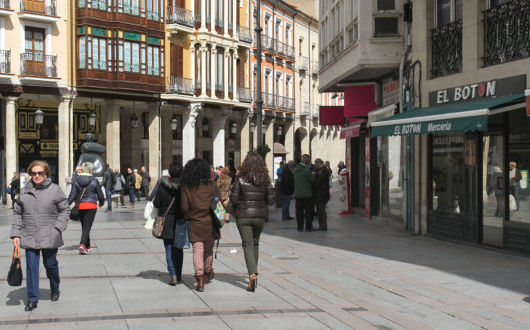 La zona comercial de la calle Mayor de Palencia. / Brágimo (ICAL)