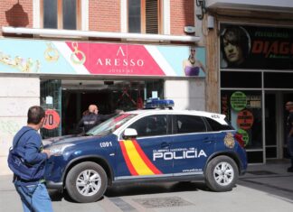 La Policía Nacional investiga un robo en un joyería de la calle Mayor de Palencia cometido a través de un butrón ./ Brágimo (ICAL)