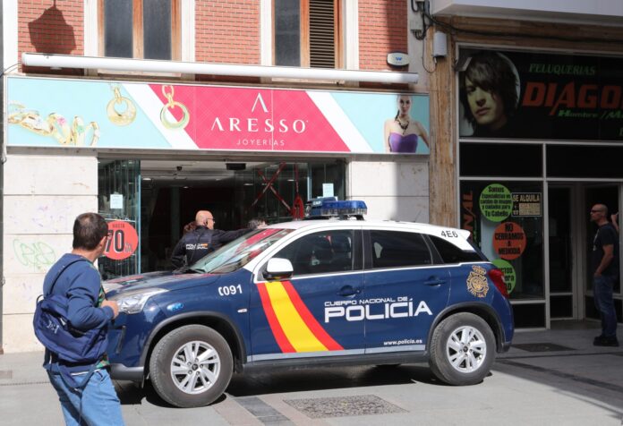 La Policía Nacional investiga un robo en un joyería de la calle Mayor de Palencia cometido a través de un butrón ./ Brágimo (ICAL)