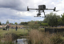 Dron de vigilancia en la fiesta universitaria de la ITA, que se celebra en el Parque Ribera Sur de Palencia. / Brágimo (ICAL)