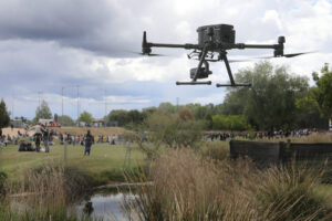 Dron de vigilancia en la fiesta universitaria de la ITA, que se celebra en el Parque Ribera Sur de Palencia. / Brágimo (ICAL)