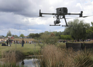 Dron de vigilancia en la fiesta universitaria de la ITA, que se celebra en el Parque Ribera Sur de Palencia. / Brágimo (ICAL)