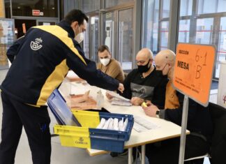 Entrega del voto por correo en una mesa. / ICAL