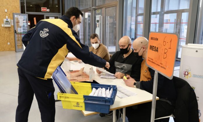 Entrega del voto por correo en una mesa. / ICAL