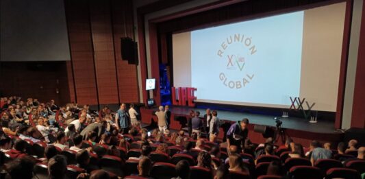 Imagen del encuentro mantenido hoy en el Teatro Ortega de Palencia por los miembros de Prosol para celebrar su 25 aniversario.