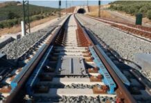 Imagen de un aparato de dilatación en un vía. En la parte roja se puede apreciar como las vías se montan en forma de cuña para que una se deslice sobre la otra, manteniendo la alineación a seguir por la rodadura del tren. / Adif