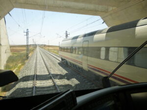 Un tren sobrepasa a otro en el único tramo doble de la Línea de Alta Velocidad entre Palencia y León. / Óscar Herrero