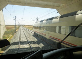 Un tren sobrepasa a otro en el único tramo doble de la Línea de Alta Velocidad entre Palencia y León. / Óscar Herrero