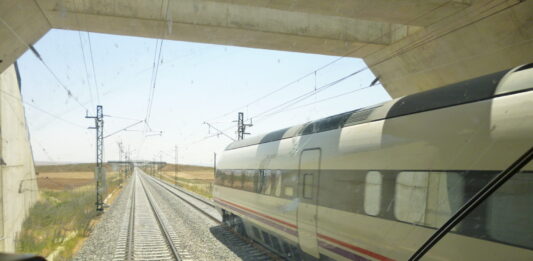 Un tren sobrepasa a otro en el único tramo doble de la Línea de Alta Velocidad entre Palencia y León. / Óscar Herrero