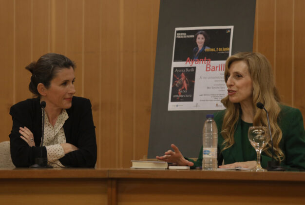 Ayanta Barilli presenta su libro en la bibioteca de Palencia