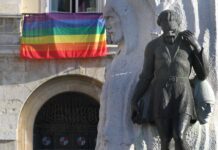 Bandera-del-orgullo-en-el-ayuntamiento-de-Palencia.-Brágimo-ICAL