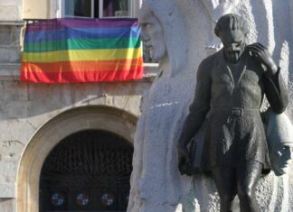 Bandera-del-orgullo-en-el-ayuntamiento-de-Palencia.-Brágimo-ICAL