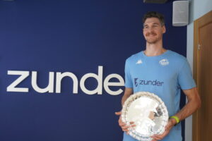 Chema González, posando con el trofeo ganado en la Final Four de Burgos y que acreditaba el ascenso en las canchas a la ACB. / Sandra Macho