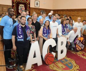 El equipo de baloncesto Zunder Palencia recibe el homenaje y el cariño de los palentinos por su ascenso a la categoría ACB. / Brágimo (ICAL)