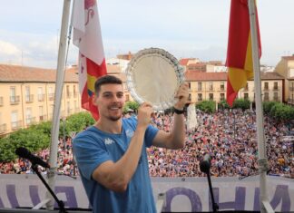 El capitán, Chumi Ortega, muestra el trofeo que acredita al Zunder Palencia como campeón de la Final Four 2023.