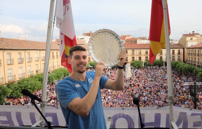 El capitán, Chumi Ortega, muestra el trofeo que acredita al Zunder Palencia como campeón de la Final Four 2023.