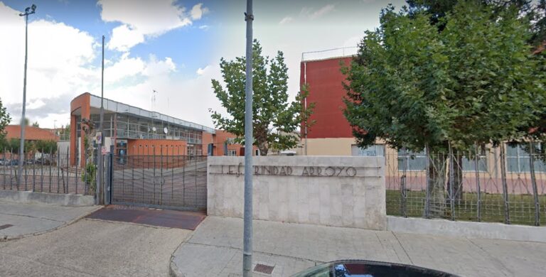 Puerta del instituto Trinidad Arroyo de la capital palentina. / Google Street View