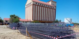 Acopio de materiales para los pilote junto al silo de Palencia.