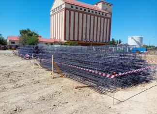 Acopio de materiales para los pilote junto al silo de Palencia.