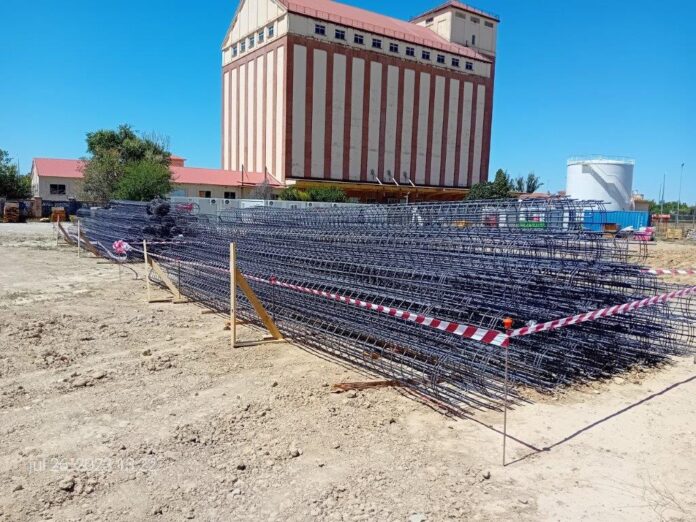 Acopio de materiales para los pilote junto al silo de Palencia.