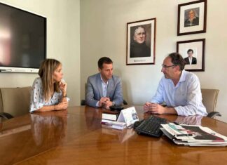 Alfonso-Polanco-y-Carmen-Fernández-con-el-gerente-de-Hermanas-Hospitalarias