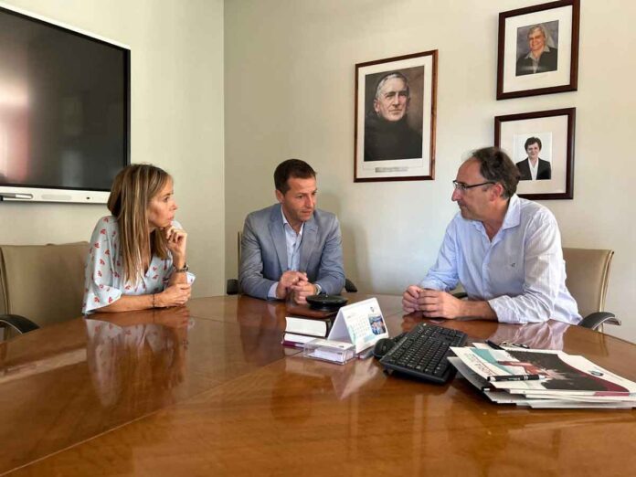 Alfonso-Polanco-y-Carmen-Fernández-con-el-gerente-de-Hermanas-Hospitalarias