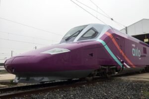 Un tren Avlo (Alta Velocidad Low Cost) de Renfe de la Serie 112.
